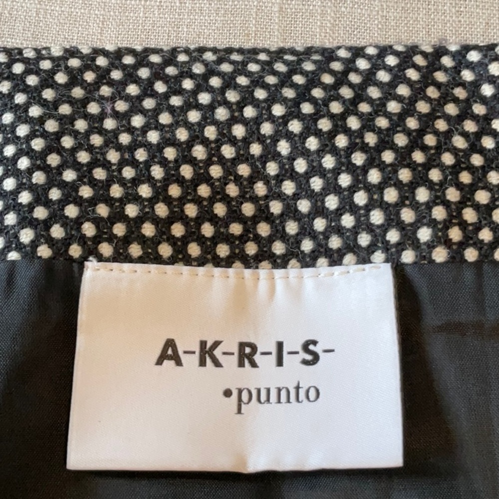 Elegant Black and White Pencil Skirt - Picture 4 of 7